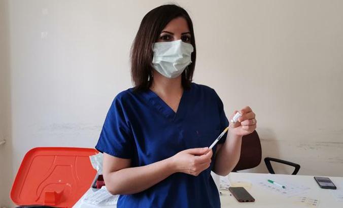 Bakanın paylaştığı aşı ekibindeki Çiğdem hemşire: El birliğiyle üstesinden geleceğiz