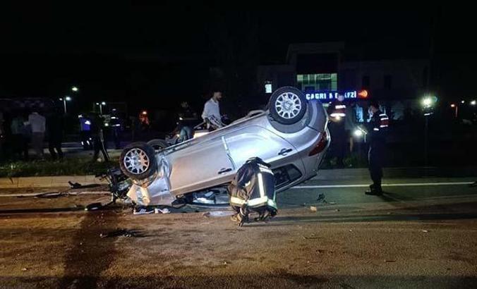 Aydınlatma direğine çarparak takla attı, hız kadranı 120'de takılı kaldı: 1'i ağır 3 yaralı