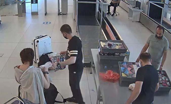 Valizlerden kıyafet yerine kaçak elektronik sigara çıktı