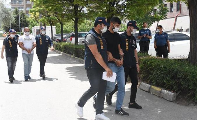 ATM'de 'papağan' ile kopyaladıkları kartlardan 50 bin lira çekmişler