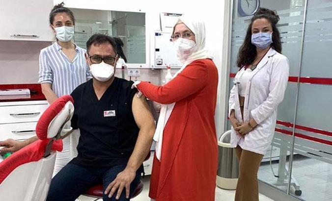 Hemşire Aybastı, diş hekimi eşine yerinde aşı yaptı