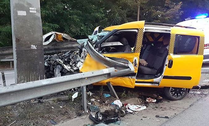 Taksi yol ayrımındaki bariyerlere çarptı: 2 ölü, 5 yaralı