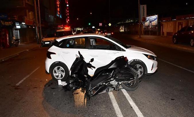 İzmir'de motosiklet otomobile çarptı: 1'i polis 2 yaralı
