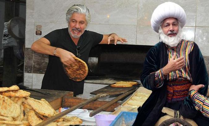 Temsili Nasreddin Hoca Behzat Uygur, fırında tahinli pide pişirdi
