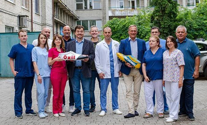 Mesut Özil ve Zinchenko Ukrayna'da çocukları ameliyat ettirdi