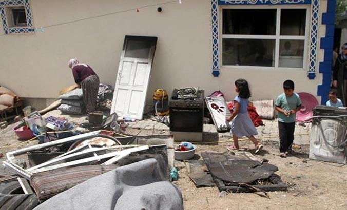 Buzdolabı patlayınca evleri yanan aile geceyi komşularında geçirdi