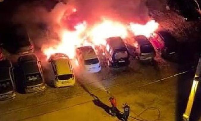 12 aracın zarar gördüğü yangın, otomobilin alev almasıyla çıkmış