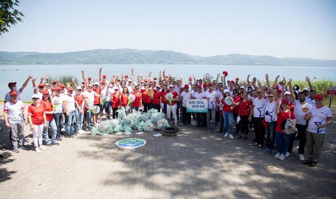 Sapanca Gölü kıyıları temizlendi; 151 kg evsel atık toplandı