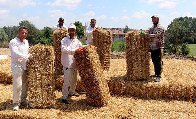 Müdür ve veliler, okul ve öğrencilerin ihtiyaçları için saman balyası taşıdı