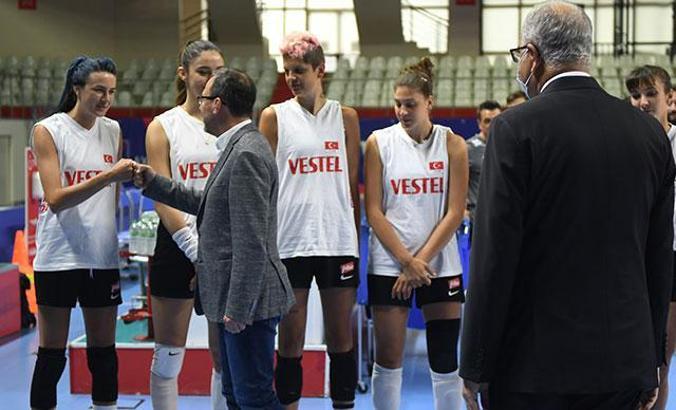 Bakan Kasapoğlu Filenin Sultanları'nı ziyaret etti