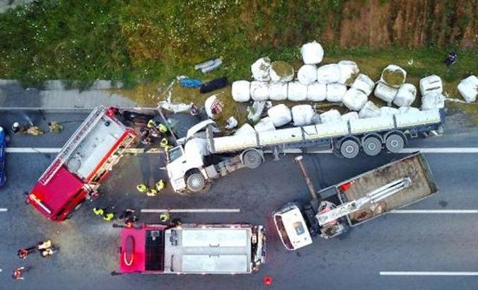 Kuzey Marmara Otoyolu'nda TIR devrildi: 2 ölü