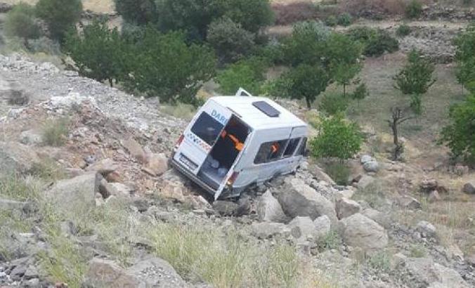 Malatya'da lastiği patlayan yolcu minibüsü devrildi: 15 yaralı