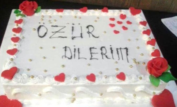 'Özür dilerim' yazılı pastayla yargılanmaktan kurtuldu