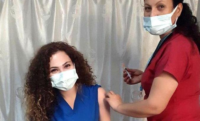 Bakan Koca'dan 'sağlıkçı anneden sağlıkçı kızına aşı' paylaşımı