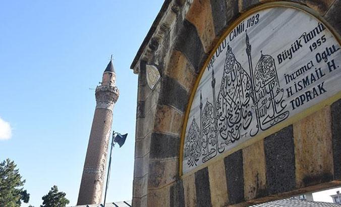 Tarihi Ulu Cami'nin eğik minaresinin zemini sağlam çıktı
