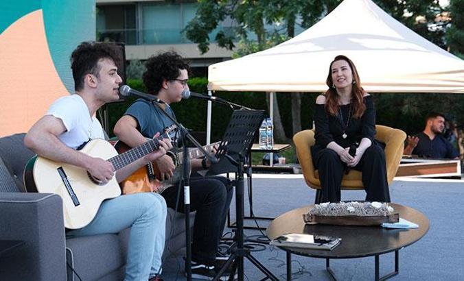 Sokak hayvanları etkinliğinde pop müzik sanatçısı Yonca Lodi  oğluyla sahne aldı