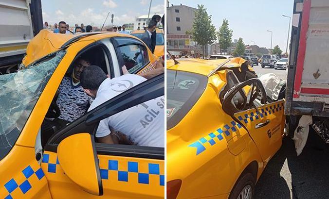 Arnavutköy'de feci kaza.. Taksi TIR'ın altına girdi