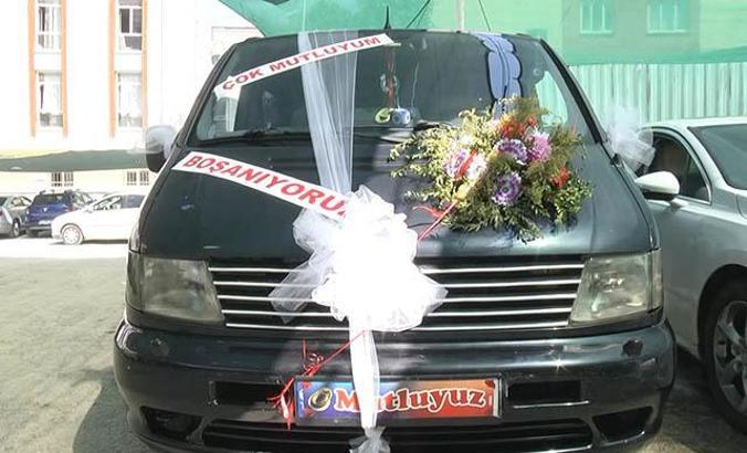 Boşanma davasına 'çok mutluyum, boşanıyoruz' yazdırdığı aracıyla gitti