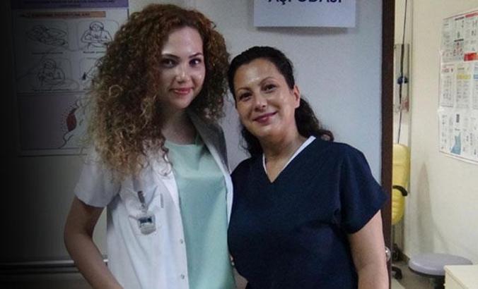 Koca'nın fotoğrafını paylaştığı sağlıkçı anne- kızdan, 'Maskesiz günler için aşı olun' çağrısı