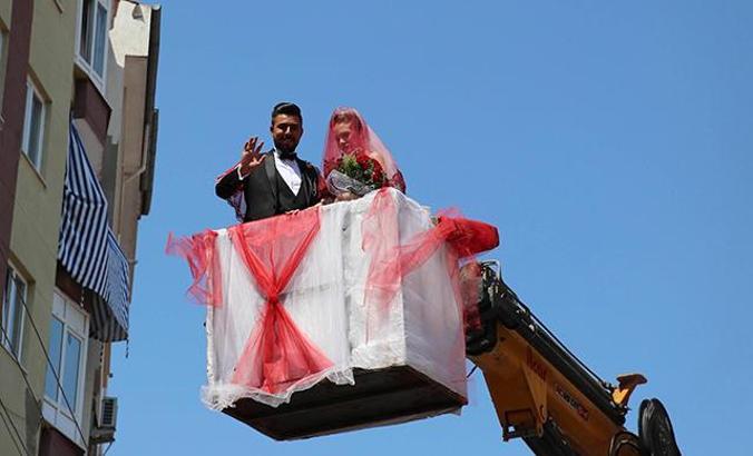 Damat, gelini süslediği vinçle aldı