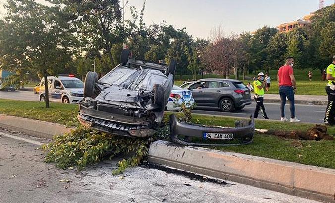 Pendik sahil yolunda kaza yapan otomobil devrildi