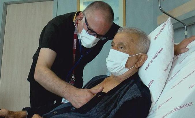 Ameliyattan kaçan hastası için doktoru imkansızı başardı; 3 santimlik kesiden kalbini onardı