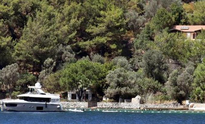 Şahan Gökbakar'ın villasının olduğu koydaki iskele için belediyeye 'kaldırılsın' yazısı