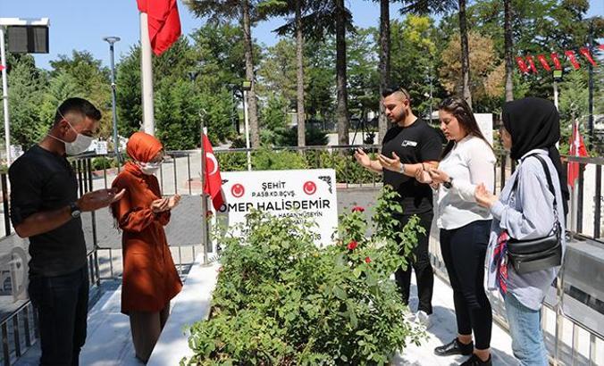 Ömer Halisdemir’in kabrine ziyaretçi akını