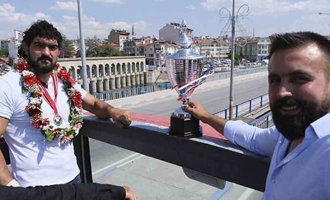 Kırkpınar ikincisi İsmail Koç, memleketinde coşkuyla karşılandı