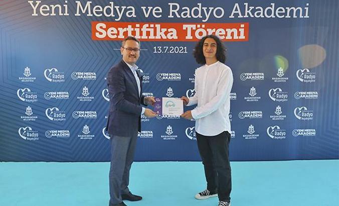 Başakşehir’de Yeni Medya ve Radyo Akademi mezunları sertifikalarını aldı