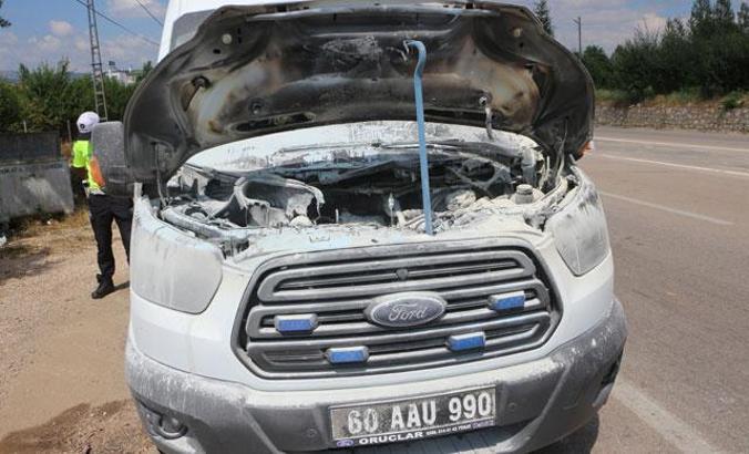 Hasta nakledilen ambulanstaki yangını sürücü söndürdü