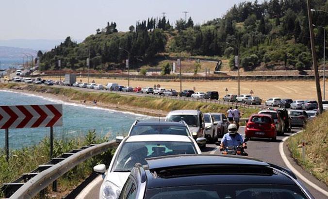 Çanakkale'de, feribot iskelelerinde bayram tatili yoğunluğu