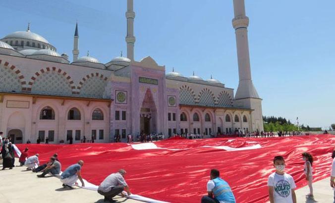 Çamlıca Camii avlusunda dev Türk bayrağı açıldı