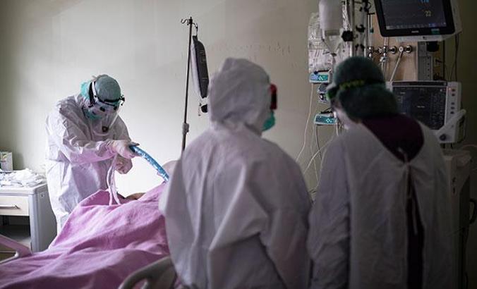 Koronavirüs salgınında günlük vaka sayısı 7 bin 304 oldu