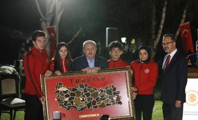 Şentop ve Kasapoğlu, milli sporcularla 15 Temmuz şehitlerini andı