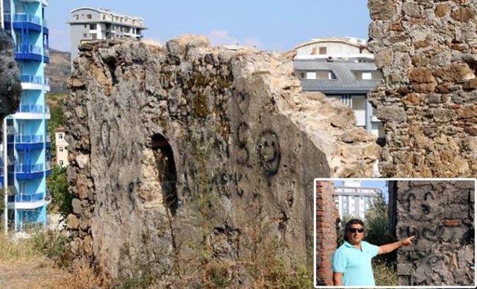 Naula Antik Kenti'nin duvarları karalama defteri gibi