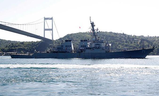 ABD savaş gemisi İstanbul Boğazı'ndan geçti