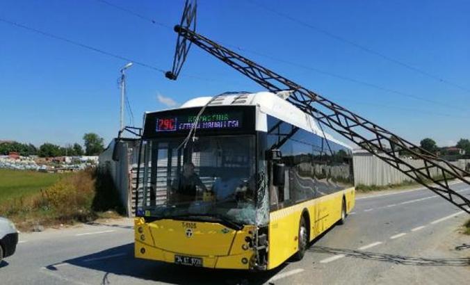 Başakşehir'de otomobilin çarptığı elektrik direği İETT otobüsünün üstüne devrildi; 3 yaralı