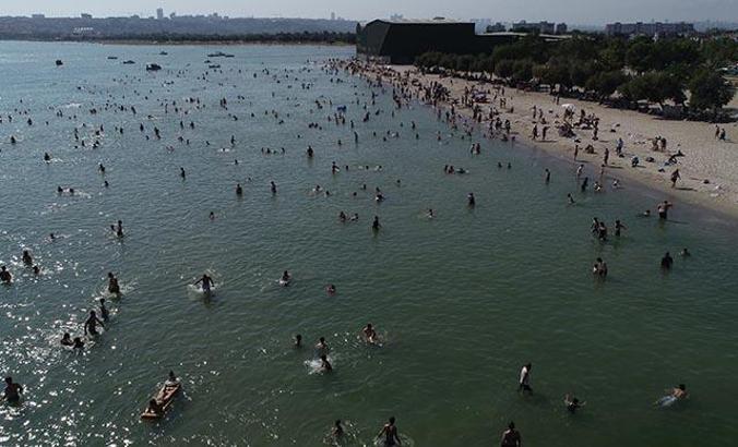 Menekşe Plajı'nda en kalabalık günlerden biri yaşandı