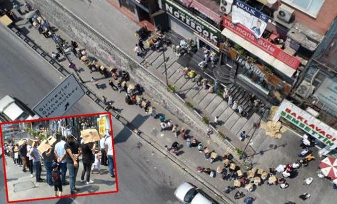 Bahçelievler'de ucuz baklava kuyruğu; Kartonlarla güneşten korundular