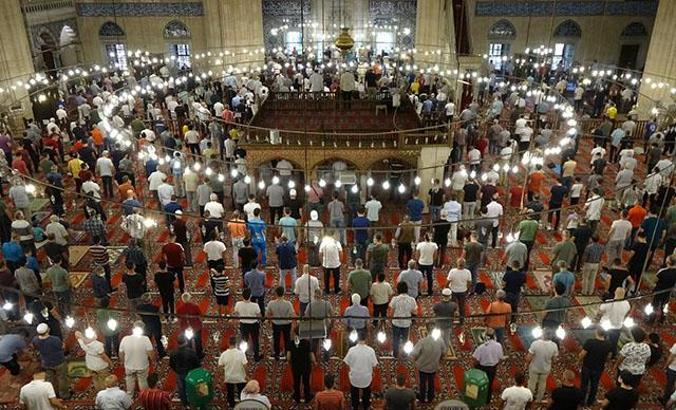 Selimiye Camii'nde sosyal mesafeli bayram namazı