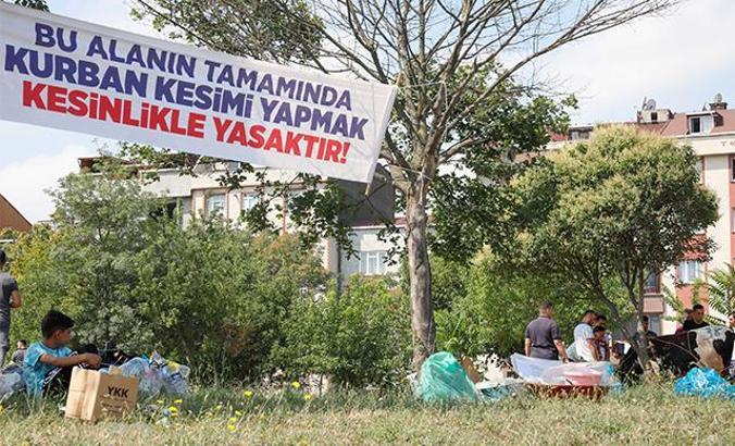 "Bu alanda kesim yasak" afişinin altında kaçak kesim