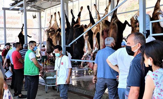 Ankara'da kurban kesiminde koronavirüs tedbirleri unutuldu