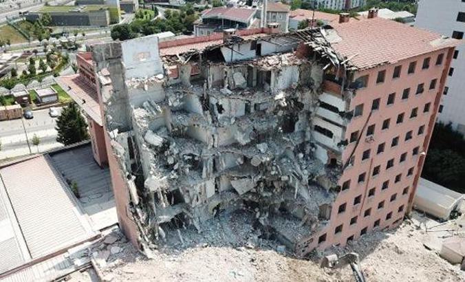 Tarihi Haydarpaşa Numune Hastanesi'nin dahiliye binasının yıkımına başlandı