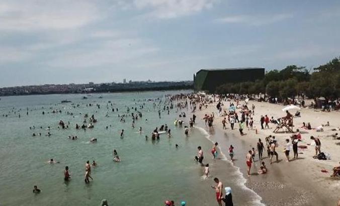 Küçükçekmece Menekşe Plajı'nda bayram yoğunluğu