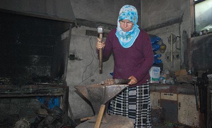 Gülizar Usta 37 yıldır demire şekil veriyor