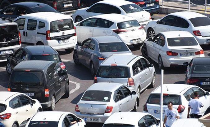 Çanakkale feribot iskelesinde tatilcilerin dönüş yoğunluğu sürüyor