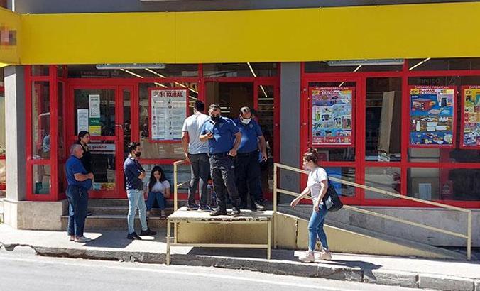 Market müdürünü bıçakla yaralayıp kasiyeri kovaladı