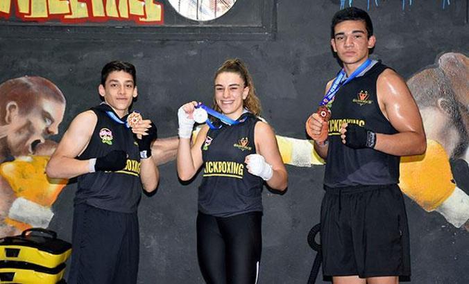 Kick boksta engel tanımayıp şampiyon oldular
