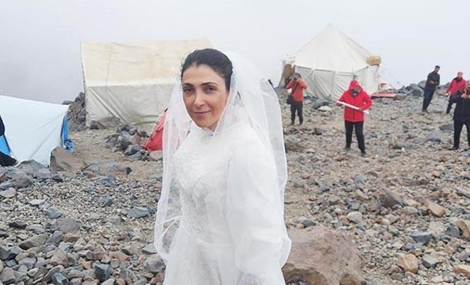 Kadın ve çocuğa şiddete dikkat çekmek için Ağrı Dağı ile 'evlendi'